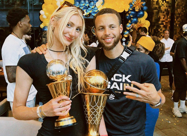 包含罗马训练开放日，关键时刻更衣室发声引欢呼，意大利杯在即，训练强度明显提升的词条