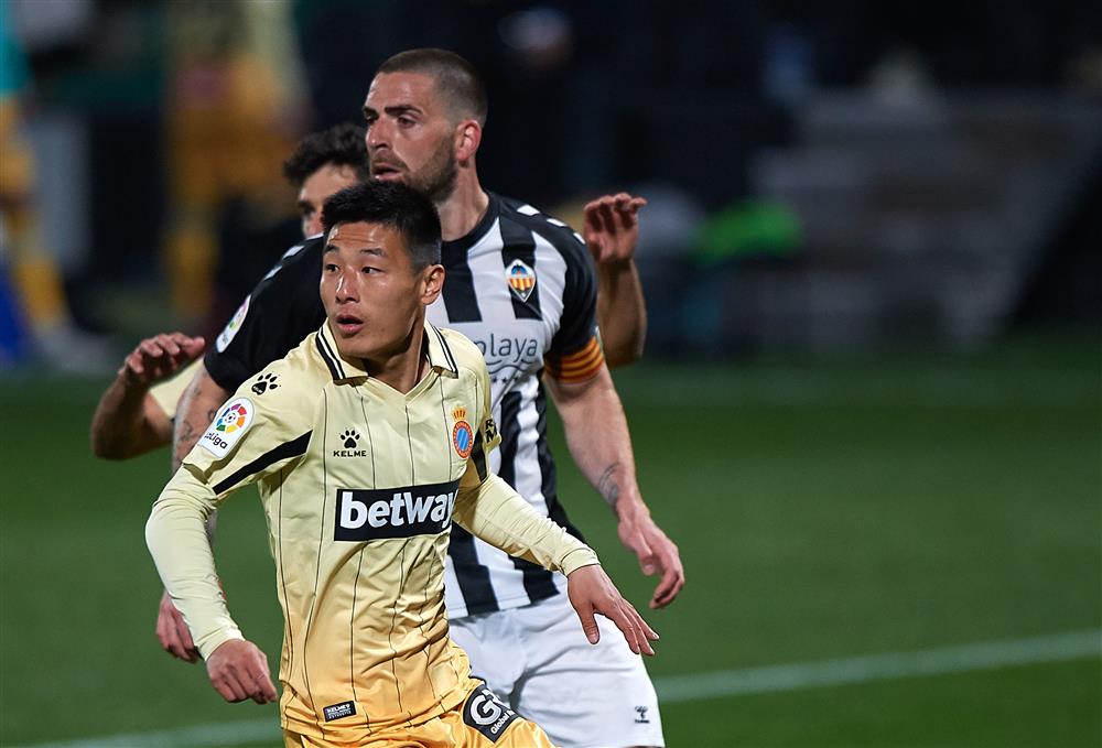 今夜上海海港备战西甲,更衣室发声细节曝光,质疑声仍在,团队化学反应显著(西甲联赛直播在线观看免费) 今夜上海海港备战西甲,更衣室发声细节曝光,质疑声仍在,团队化学反应显著(西甲联赛直播在线观看免费)